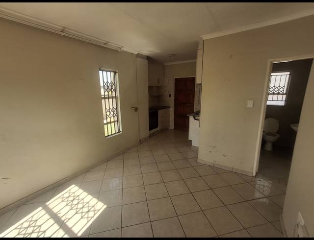 2 BEDROOM FREEHOLD FOR SALE IN CRYSTAL PARK